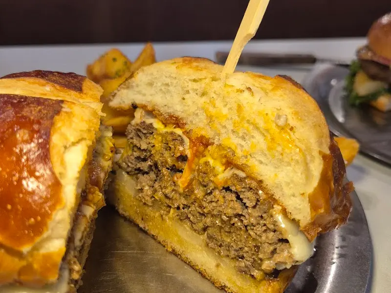 단면이 보이는 더블치즈버거