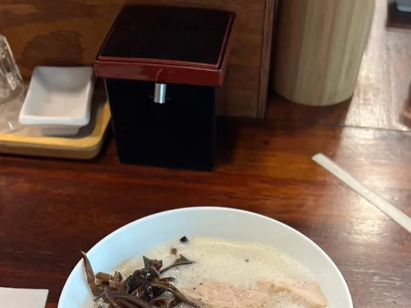 테이블 위에 놓인 라멘