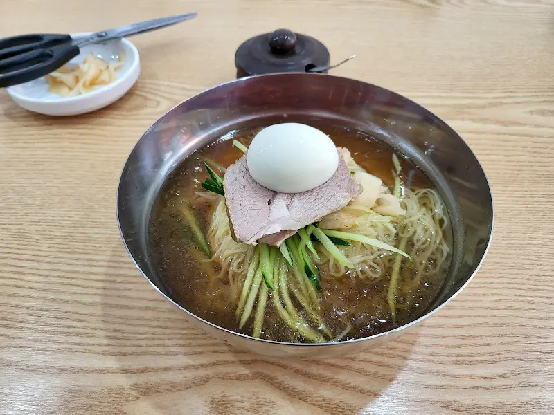 밀면 전체샷