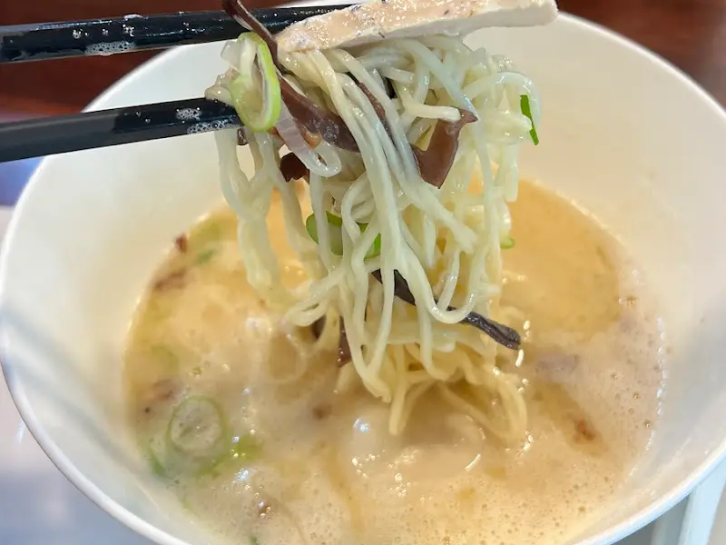 젓가락으로 면을 들어올린 모습