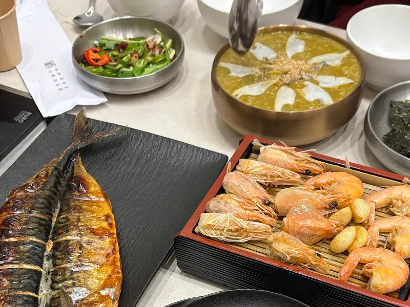 전복죽과 다양한 해산물