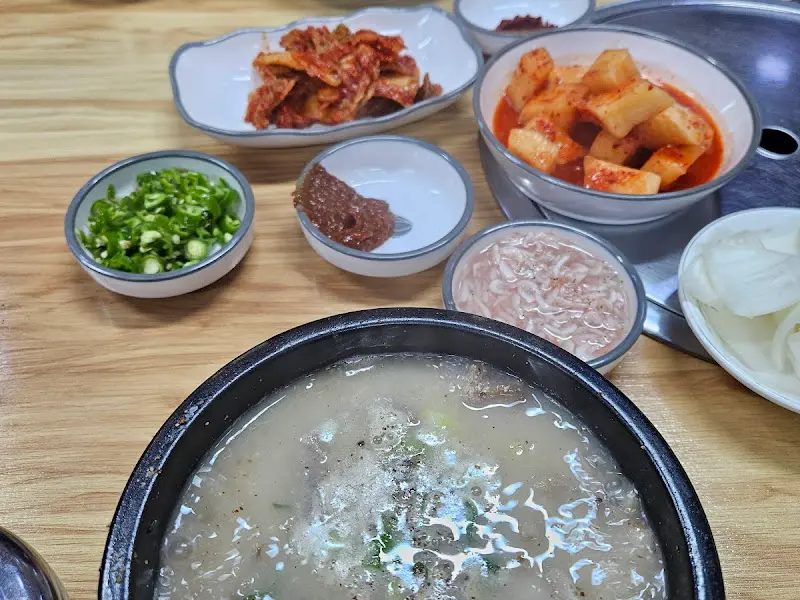 정갈하게 차려진 밑반찬