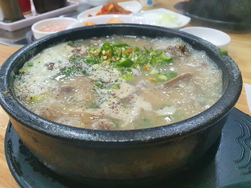 뚝배기 한가득 담겨 나온 순대국