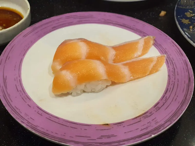 윤기가 흐르는 연어 초밥