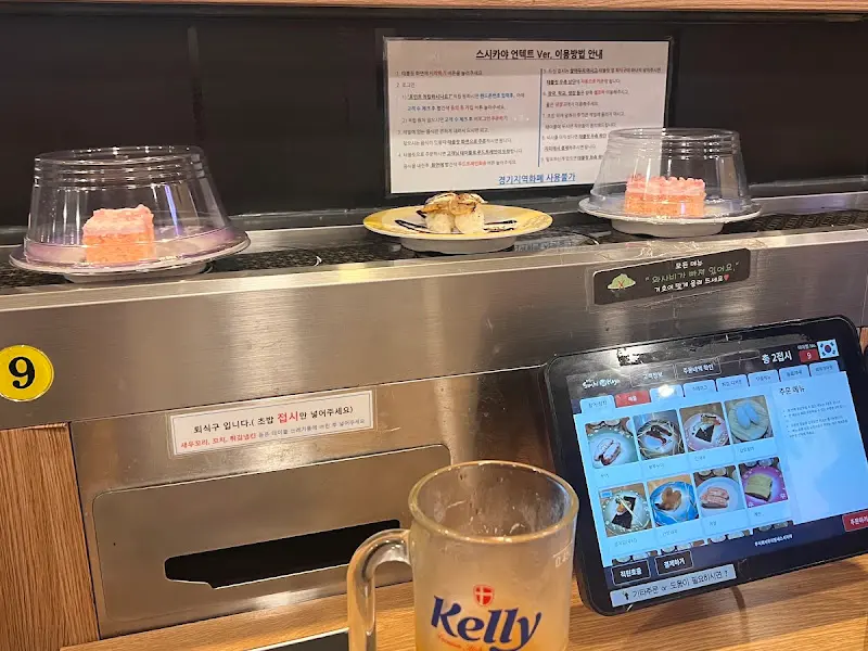 테이블에 설치된 주문용 태블릿
