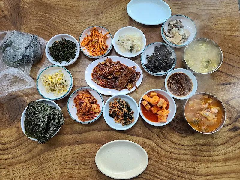 한상 가득 차려진 정식