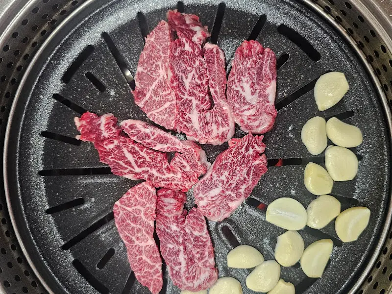 불판 위의 칡소와 마늘