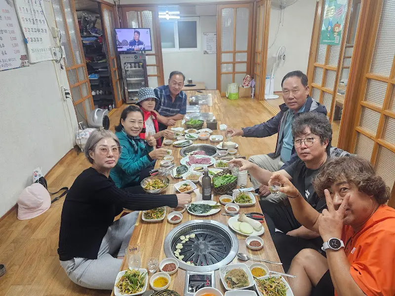 단체 손님도 문제 없는 넓은 테이블