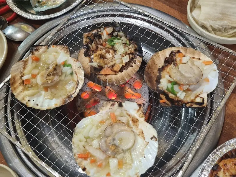 불판 위에서 익어가는 가리비