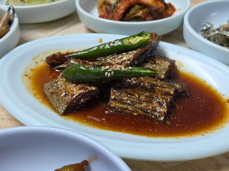 정갈하게 담긴 갈치조림