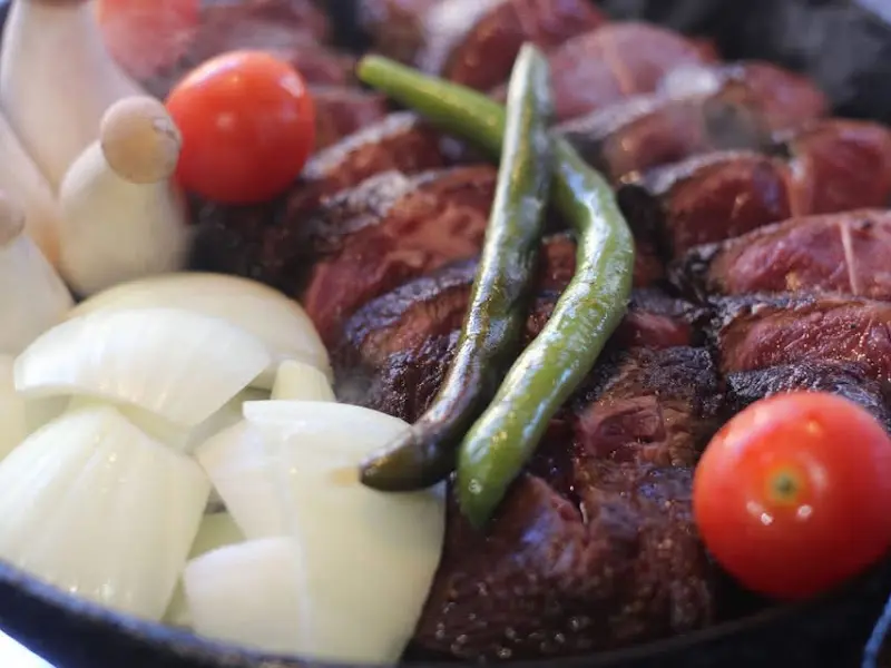 스테이크와 양파, 버섯