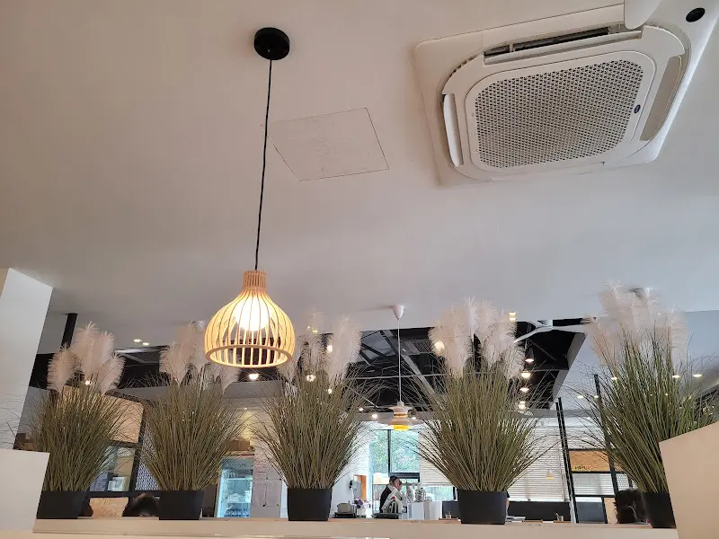 은은한 조명이 있는 코다리덕장 내부 인테리어