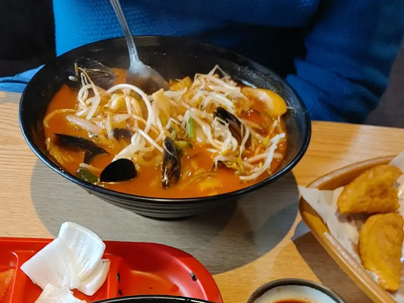 신짬뽕 먹는 모습