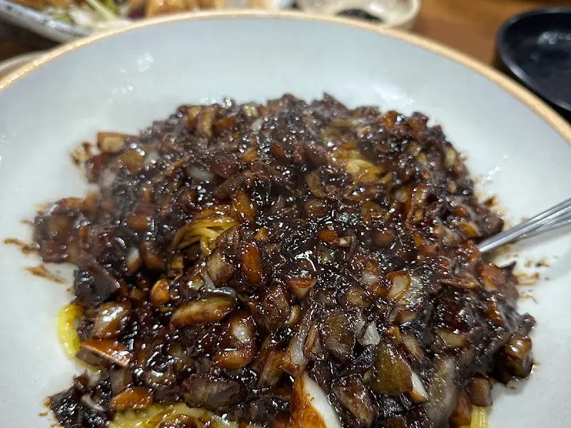 윤기 자르르 유니짜장