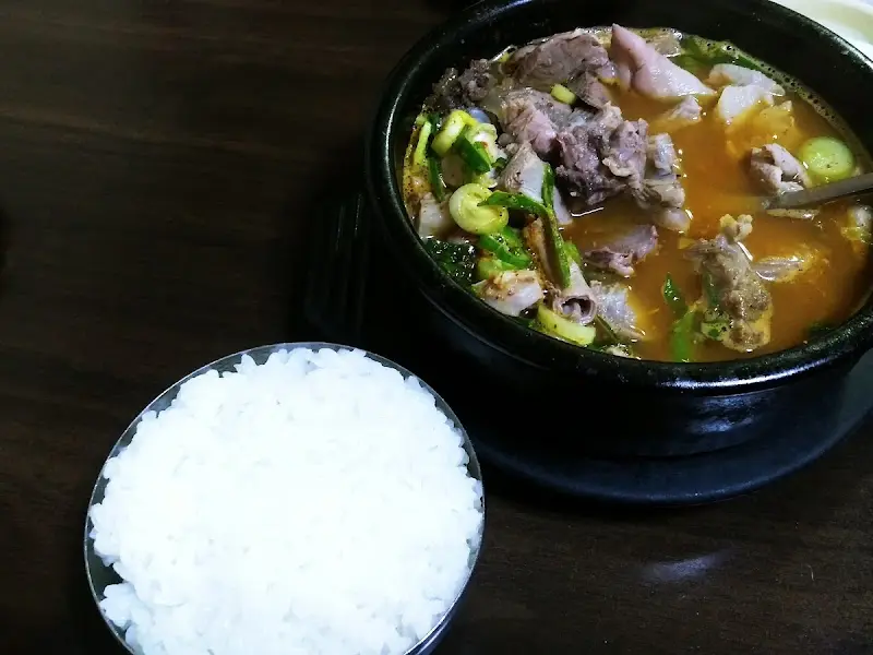 푸짐한 건더기가 인상적인 국밥