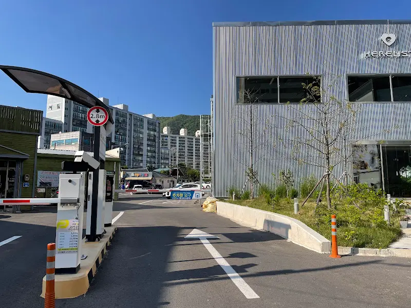 히어리스트 주차장 입구
