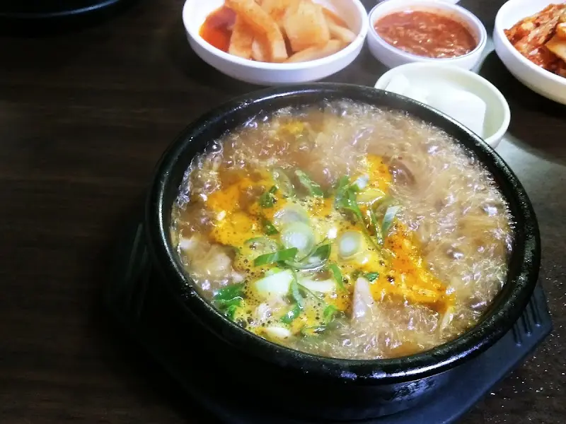 맑은 국물 스타일의 국밥