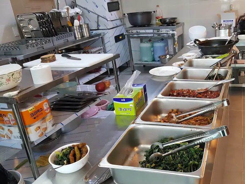 다양한 뷔페 음식들