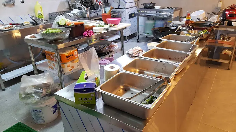 깔끔하게 정돈된 뷔페 코너