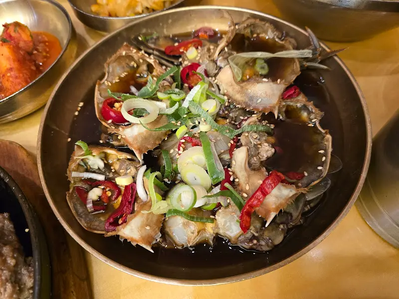 윤기가 자르르 흐르는 간장게장의 모습