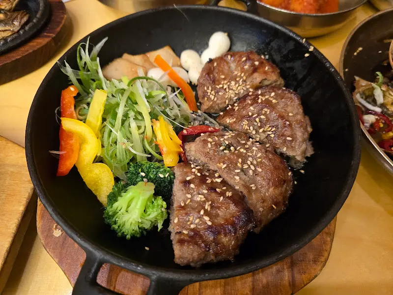 윤기가 흐르는 떡갈비의 모습