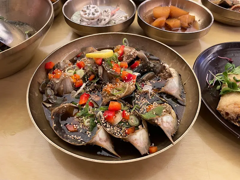 다채로운 색감으로 식욕을 자극하는 간장게장