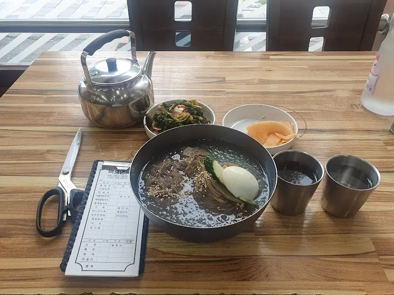 물냉면과 밑반찬