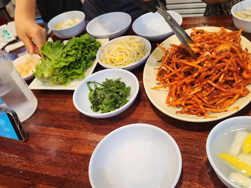 푸짐한 오징어보쌈 한 상