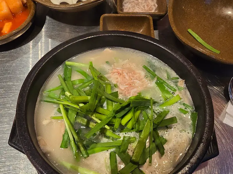 국밥에 부추를 듬뿍 넣어 먹는 모습