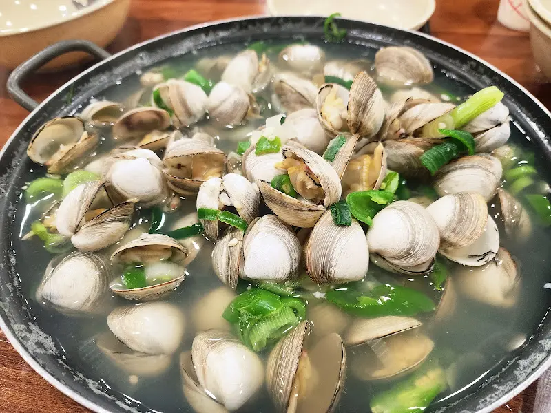 동죽 조개가 가득 담긴 냄비