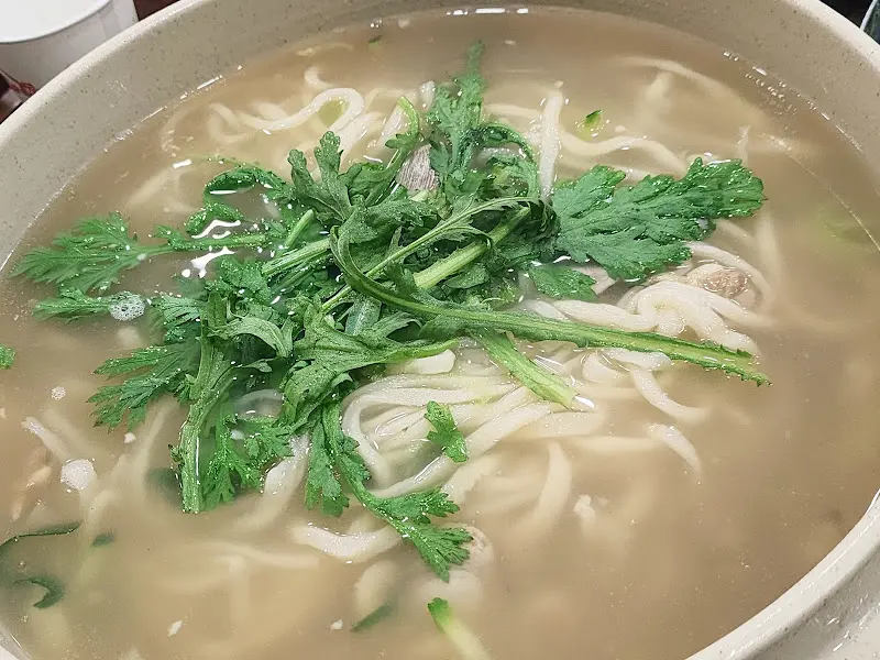 쑥갓이 올려진 칼국수