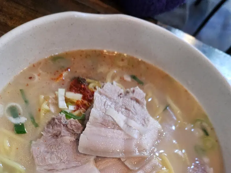 푸짐한 고기 고명이 올라간 고기국수