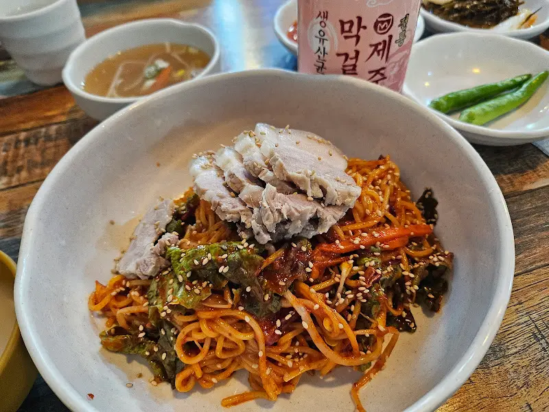 비빔국수와 반찬 세팅