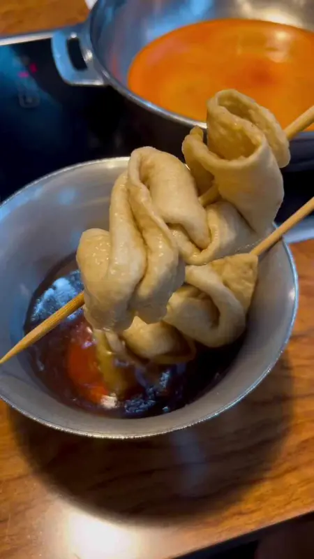 어묵을 간장에 찍어 먹는 모습