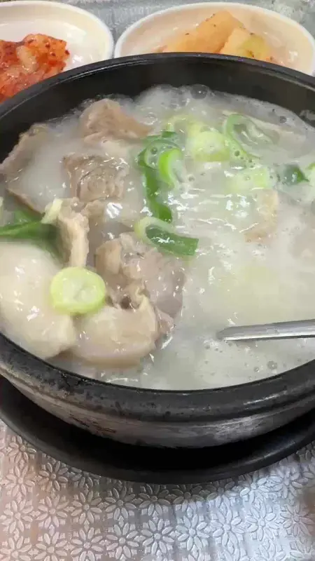 돼지국밥 속 푸짐한 고기