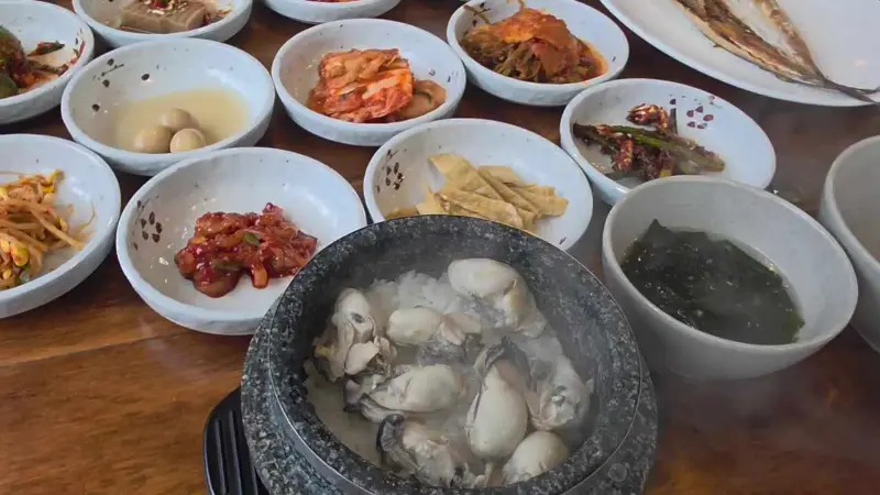 굴밥과 다양한 반찬이 차려진 푸짐한 한 상 차림