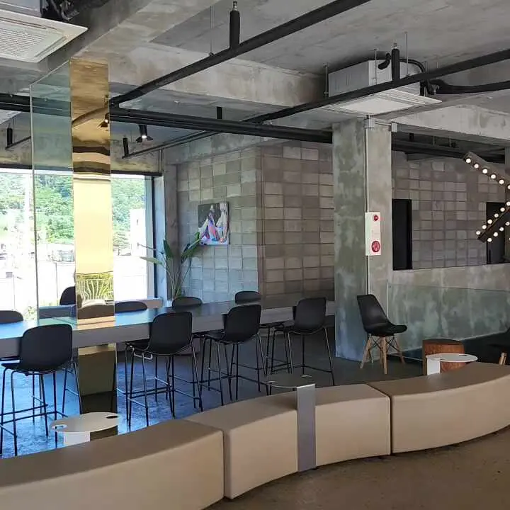 밀톤 1층 내부 인테리어