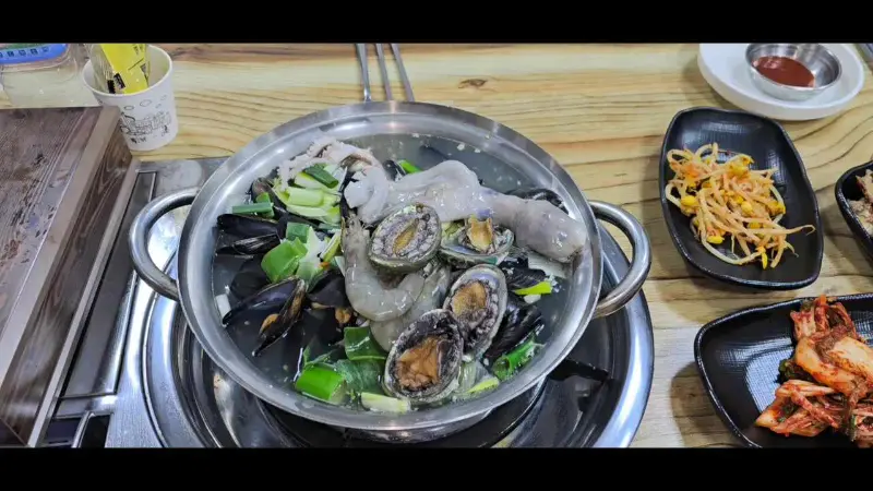 해물칼국수 한 상 차림