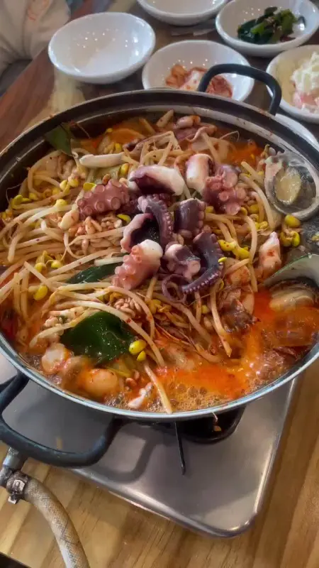 보글보글 끓는 해물탕