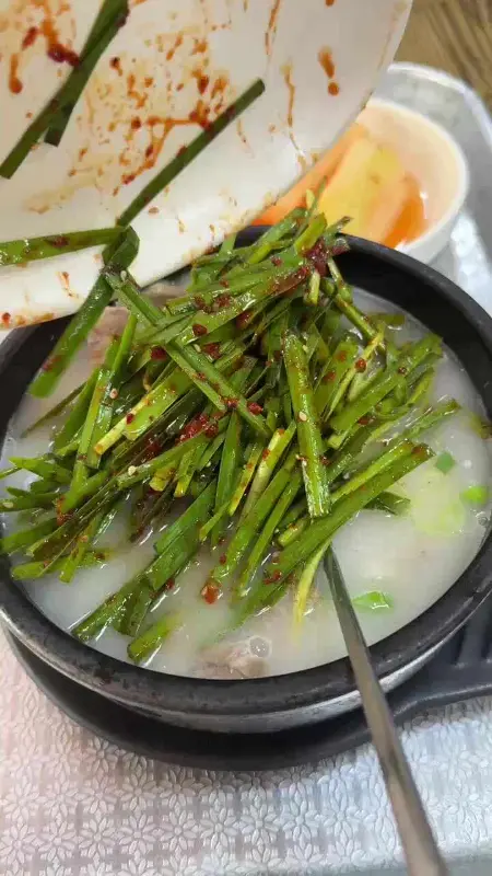 부추를 듬뿍 넣은 돼지국밥