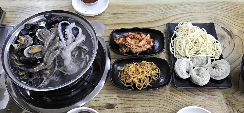 해물과 칼국수 면