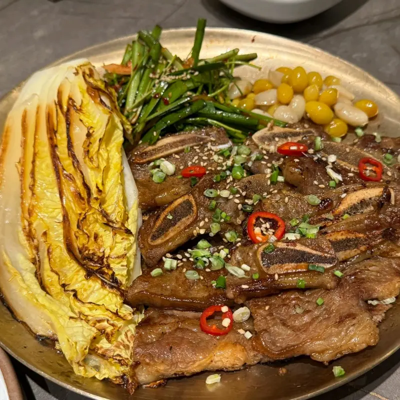 LA갈비와 곁들여진 꽈리고추, 배추, 옥수수