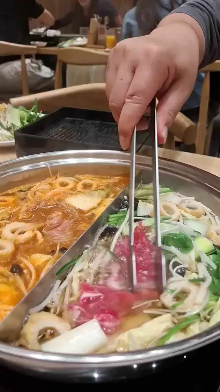 고기를 육수에 넣는 모습