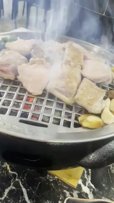 연기를 내뿜으며 구워지는 등겹살