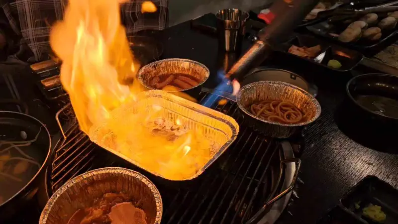 토치로 조개에 불맛을 입히는 모습