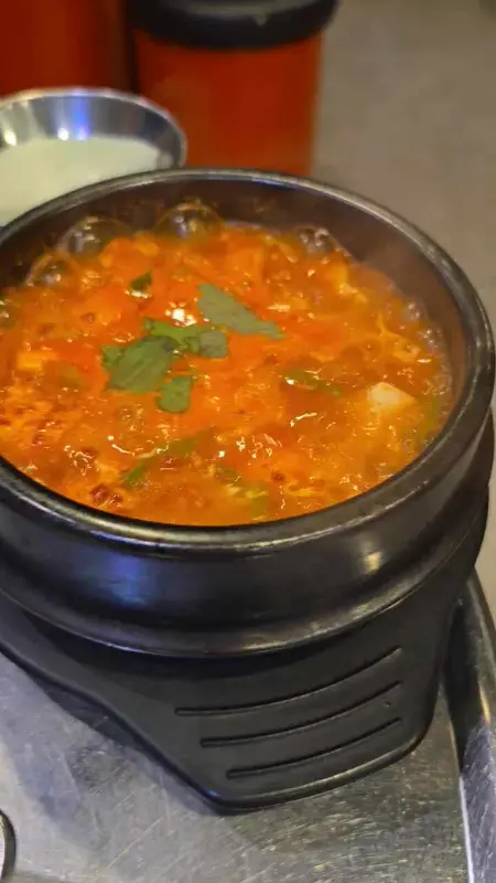 보글보글 끓고 있는 순두부찌개