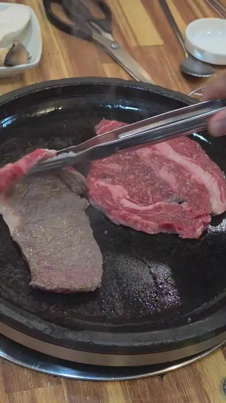 불판 위에서 익어가는 한우