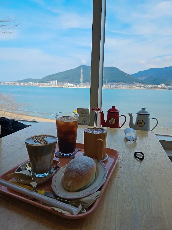 탁 트인 통영 바다를 배경으로 맛보는 브런치
