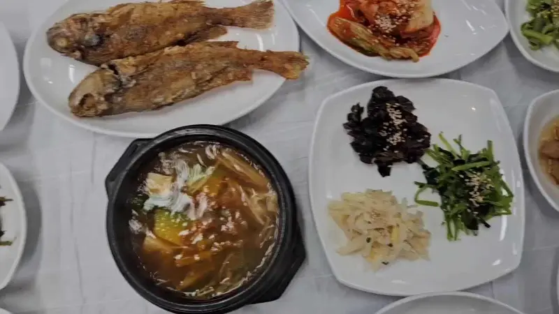 정갈하게 담겨 나온 다양한 반찬들