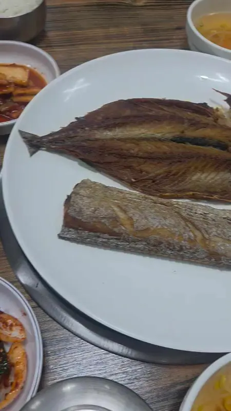 노릇노릇 구워진 생선구이